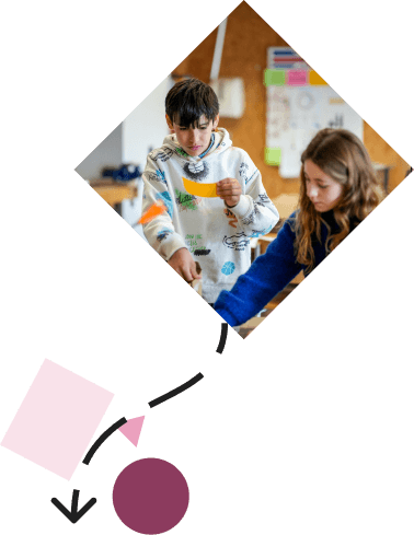 Kinder arbeiten an einer Challenge